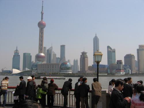 Blick vom Bund zum Oriental Pearl Tower OPT