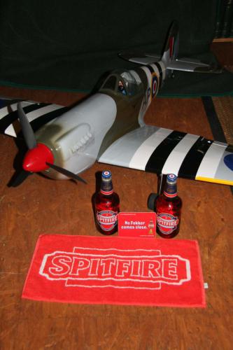 Spitfire, elektrisch, mit passendem Bier